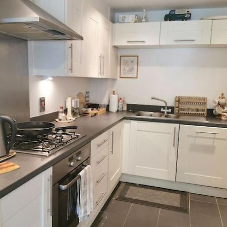 3 Bedroom Home Near Windsor Castle, Legoland, & Heathrow สลาว ภายนอก รูปภาพ