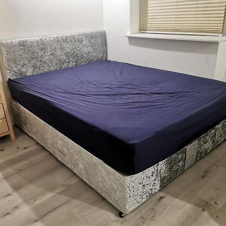 3 Bedroom Home Near Windsor Castle, Legoland, & Heathrow สลาว ภายนอก รูปภาพ