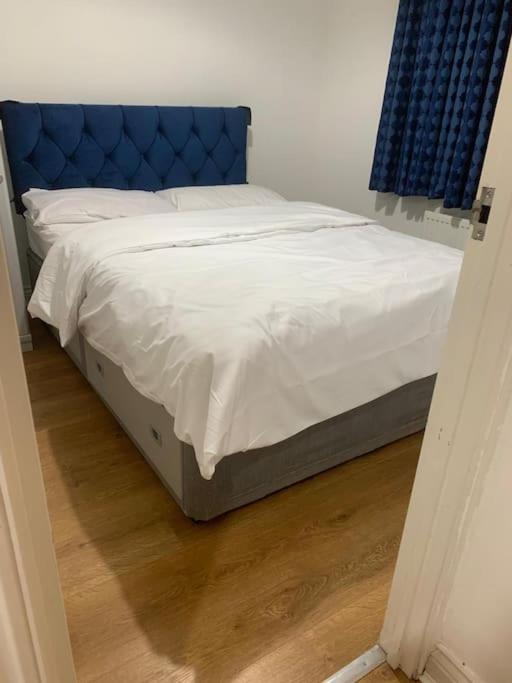 3 Bedroom Home Near Windsor Castle, Legoland, & Heathrow สลาว ภายนอก รูปภาพ