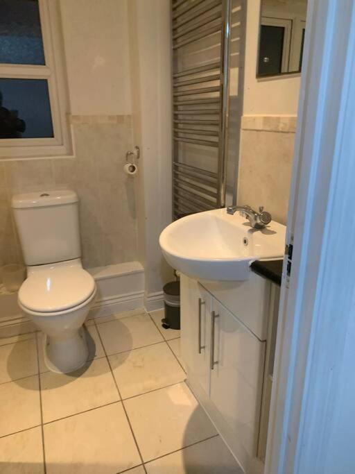 3 Bedroom Home Near Windsor Castle, Legoland, & Heathrow สลาว ภายนอก รูปภาพ