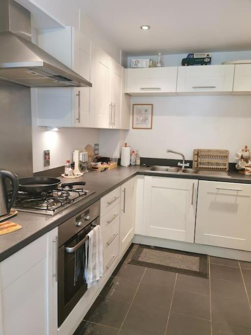 3 Bedroom Home Near Windsor Castle, Legoland, & Heathrow สลาว ภายนอก รูปภาพ