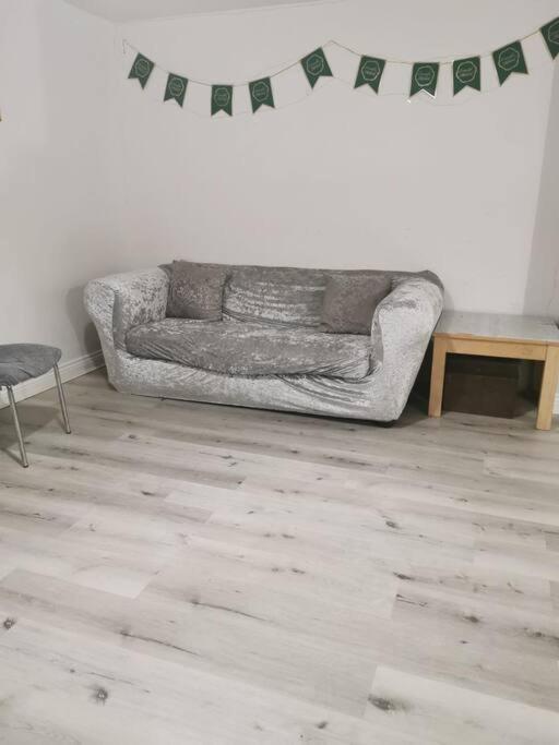 3 Bedroom Home Near Windsor Castle, Legoland, & Heathrow สลาว ภายนอก รูปภาพ