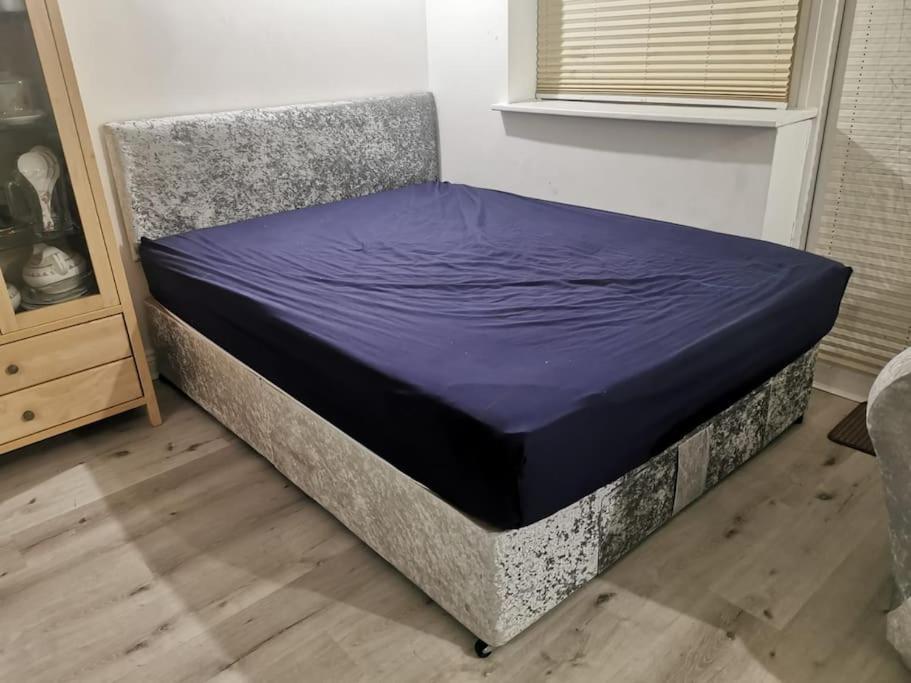3 Bedroom Home Near Windsor Castle, Legoland, & Heathrow สลาว ภายนอก รูปภาพ