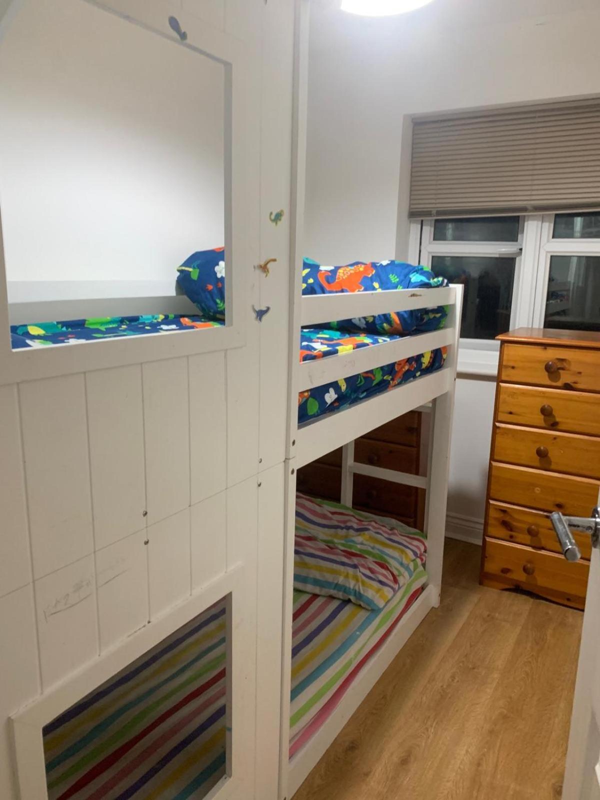 3 Bedroom Home Near Windsor Castle, Legoland, & Heathrow สลาว ภายนอก รูปภาพ